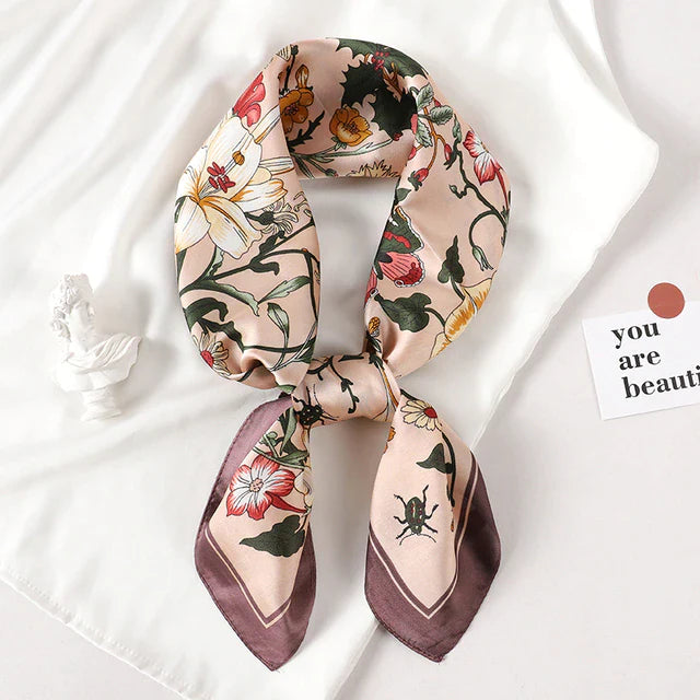 Foulard Petit Carré 70cm Touche Soie Motif Feuille (x4) - Grossiste Foulard Petit Carré 70cm Touche Soie Motif Feuille (x4) - Grossiste